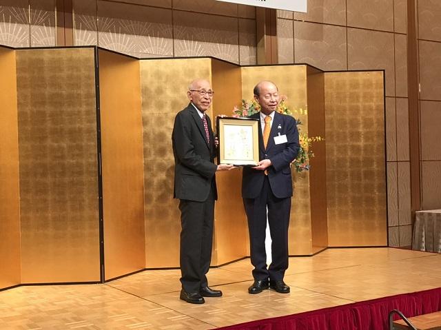 鄭顧問(左一)與石井知事(右一)合影