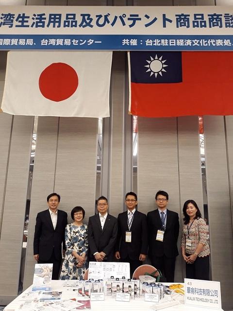 外貿協會林芳苗副秘書長(左二)擔任榮譽團長與鄭培堅團長(右三)等合影