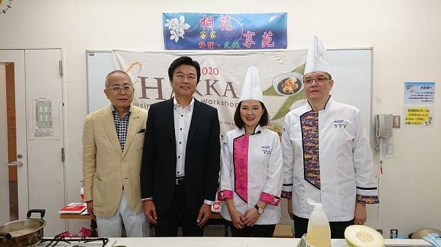 李世丙處長(左2)出席「海外客家行動灶下」活動，城年德會長(左1)、張亞莉主廚(左2)、李杰奎主廚(左1)共同為活動開場