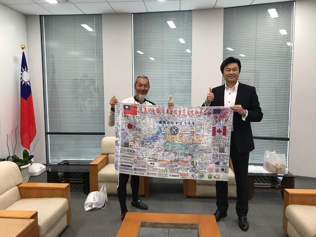 駐大阪辦事處李世丙處長(右)與臺灣不老騎士陳敏先先生合照