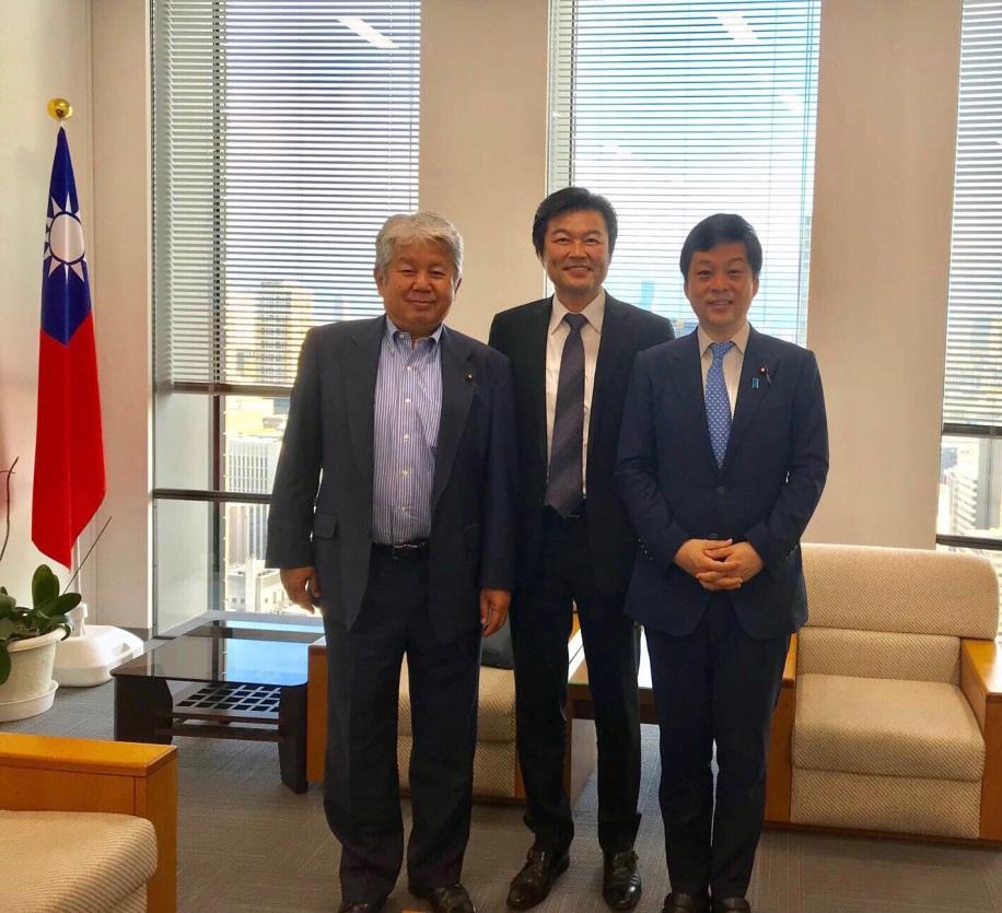 李處長(中)與大西眾議員(右)、多賀谷前議長(左)合影