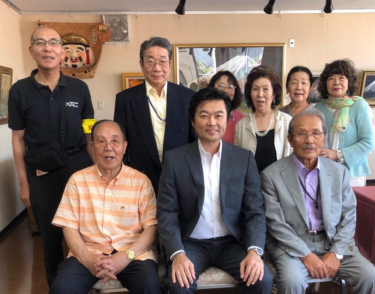 李處長（前排中）、羅簡任秘書（後排左二）與河合常任理事（前排左一）及北東部常任理事（前排右一）等人合影