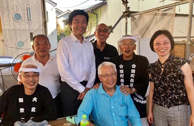 李處長（左三）與永野前會長（中）及小山副市長（左四）等人合影