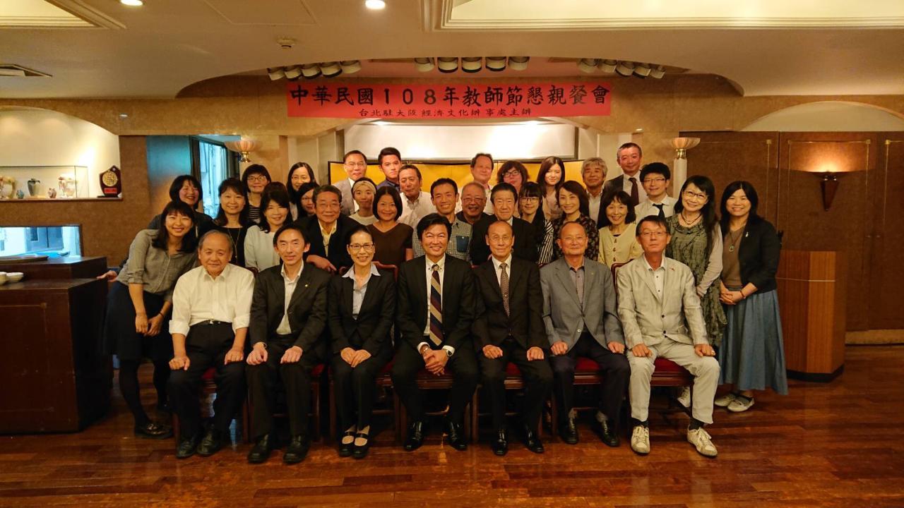 李處長（前排中）與連理事長（前排右三）、陳校長（前排左二）、洪會長（前排左一）等與會人員合影