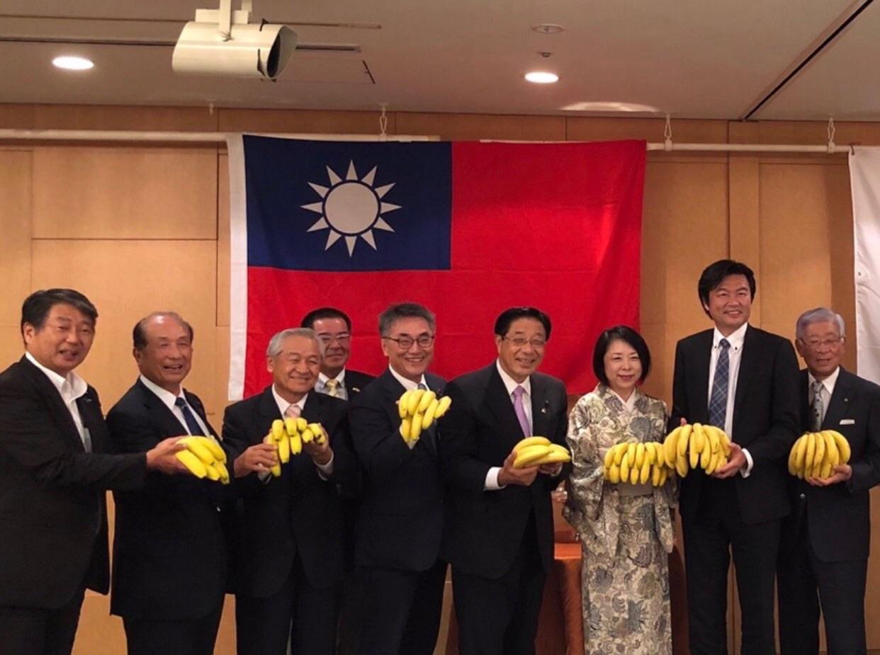 李處長（右二）與中尾代表（右一）、「富山縣日台親善協會」中川忠昭會長（右四）、村椿市長（中）等人合影