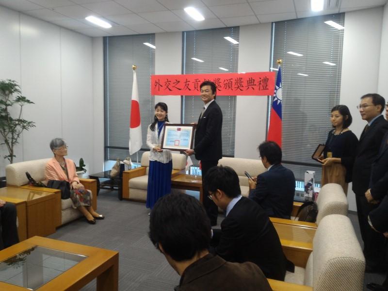 駐大阪辦事處李世丙處長(右)頒贈森祐理小姐(左)獎狀照