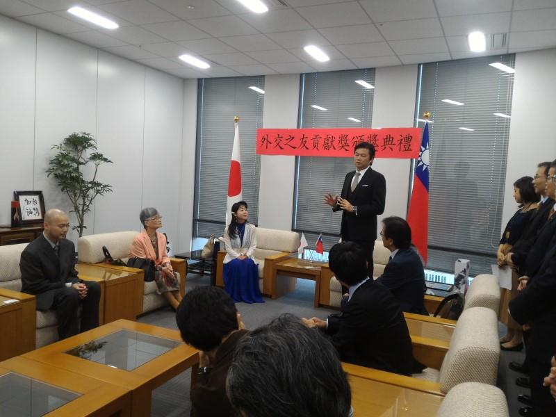 駐大阪辦事處李世丙處長頒贈外交之友貢獻獎致詞照