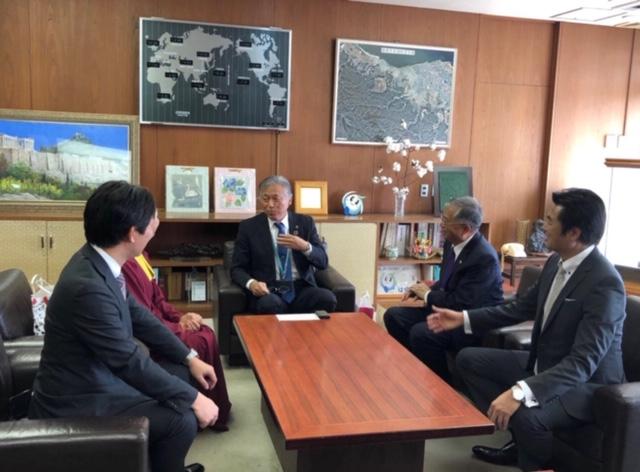 蔡政務公使（右二）偕同李處長（右一）拜會水野市長（中）