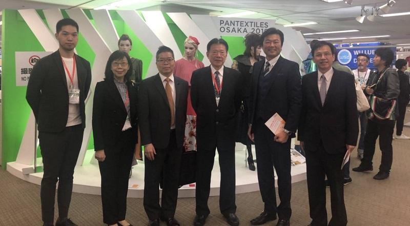 李處長(右二)、林明秋組長(左三)、台貿中心大阪事務所林志鴻所長(右一)、紡拓會葉義雄前董事長(中)、馮瑜副處長(左二)等人合影
