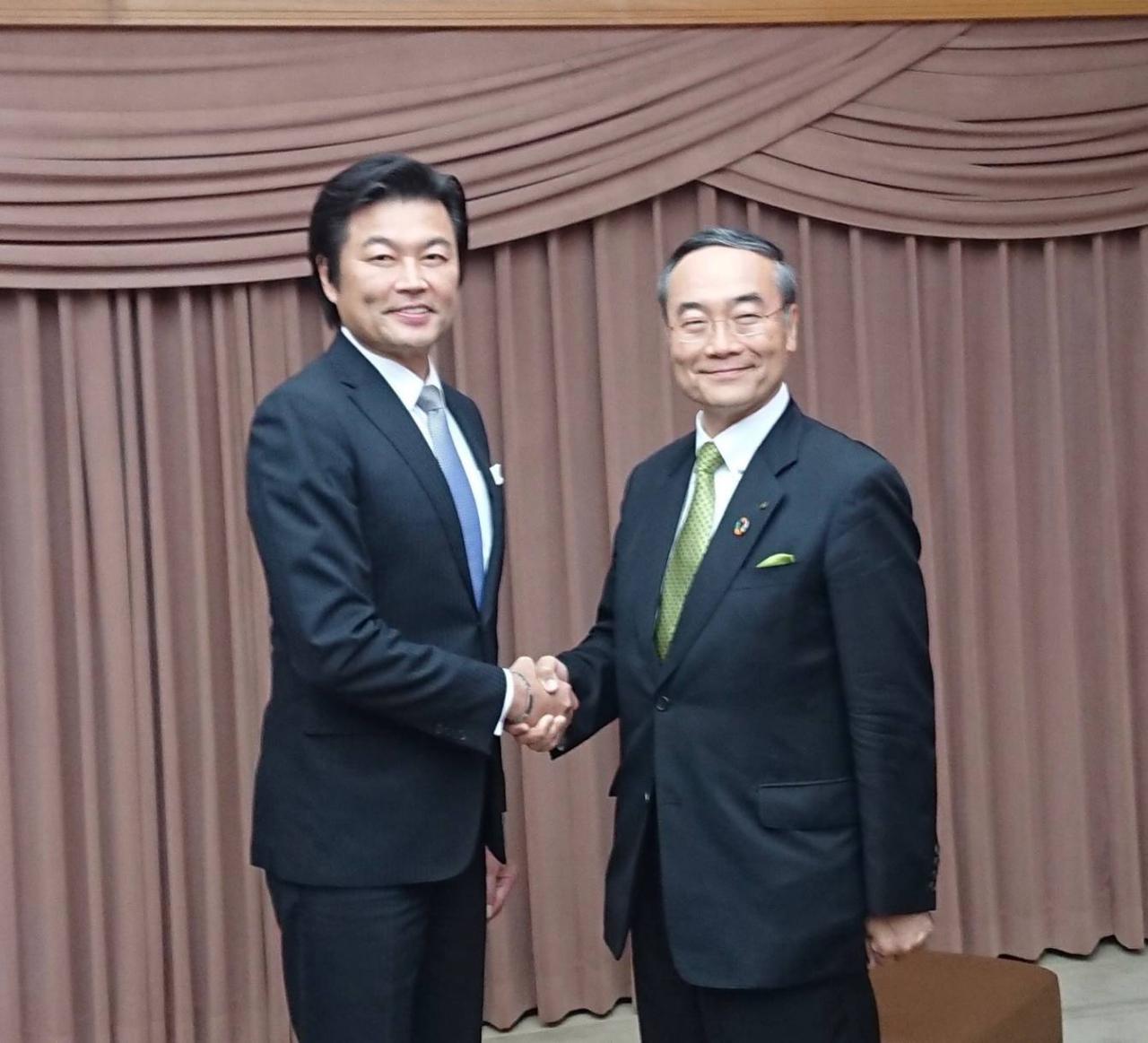 李處長與飯泉知事合影