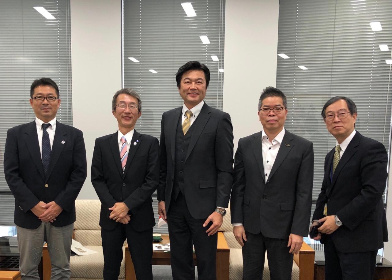 李處長（中）、林明秋組長（右二）與清水所長（左二）及松石健司所長補佐（左一）合影