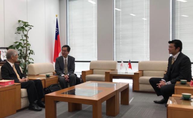 駐大阪辦事處李世丙處長(右一)與國立成功大學政經研究所楊永年教授(中)、國立神戶大學RCUSS貝辻正利教授(左一)會談照