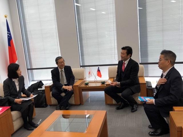 本處李處長（右二）、林組長（右一）與田邊顧問（左二）及山岡部長（左一）座談情形