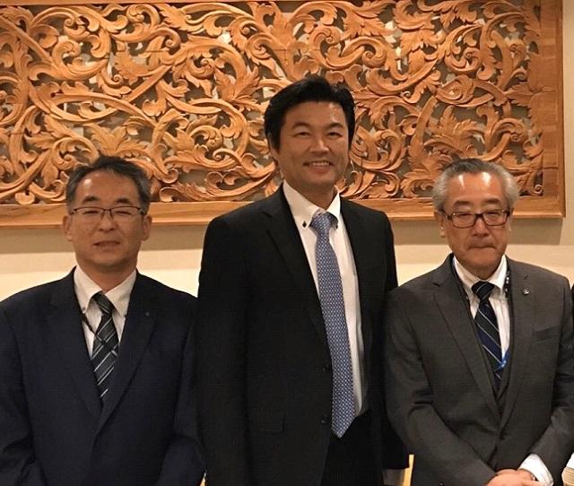 本處李處長（中）與吉岡社長（右）及岡村編輯（左）合影