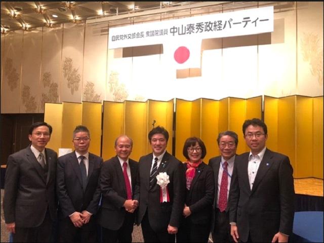 林組長（左二）、羅簡任秘書（右二）、謝秘書（右一）、大阪中華總會洪勝信會長（左三）、林所長（左一）、中山眾議員（中）等人合影