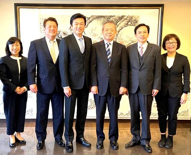 李世丙處長(左三)與衣笠克則理事長(右三)、「花回廊」西田雄二園長(左二)、林原康子副園長(左一) 及台灣貿易中心大阪事務所林志鴻所長(右二)與劉慧明部長(右一)合影