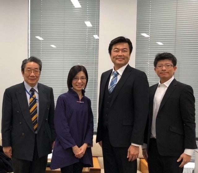 本處李處長（右二）與林會長（左二）、羅簡任秘書（左一）、蔡秘書（右一）等人合影