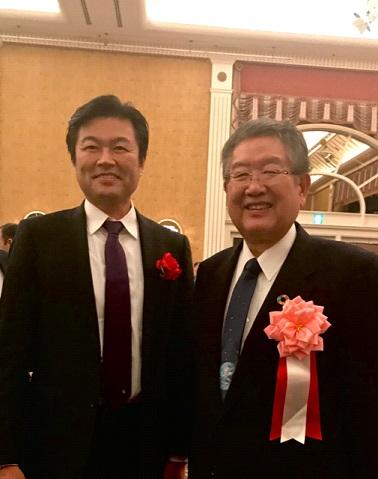 李處長（左）與左藤眾議員合影