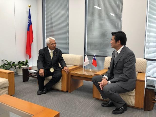 本處李處長（右）與永野前會長（左）會談