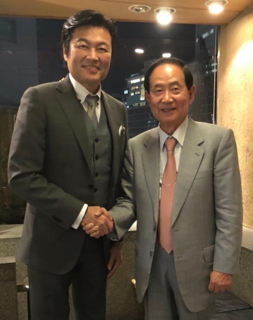 李處長（左）與龜井會長（右）合影