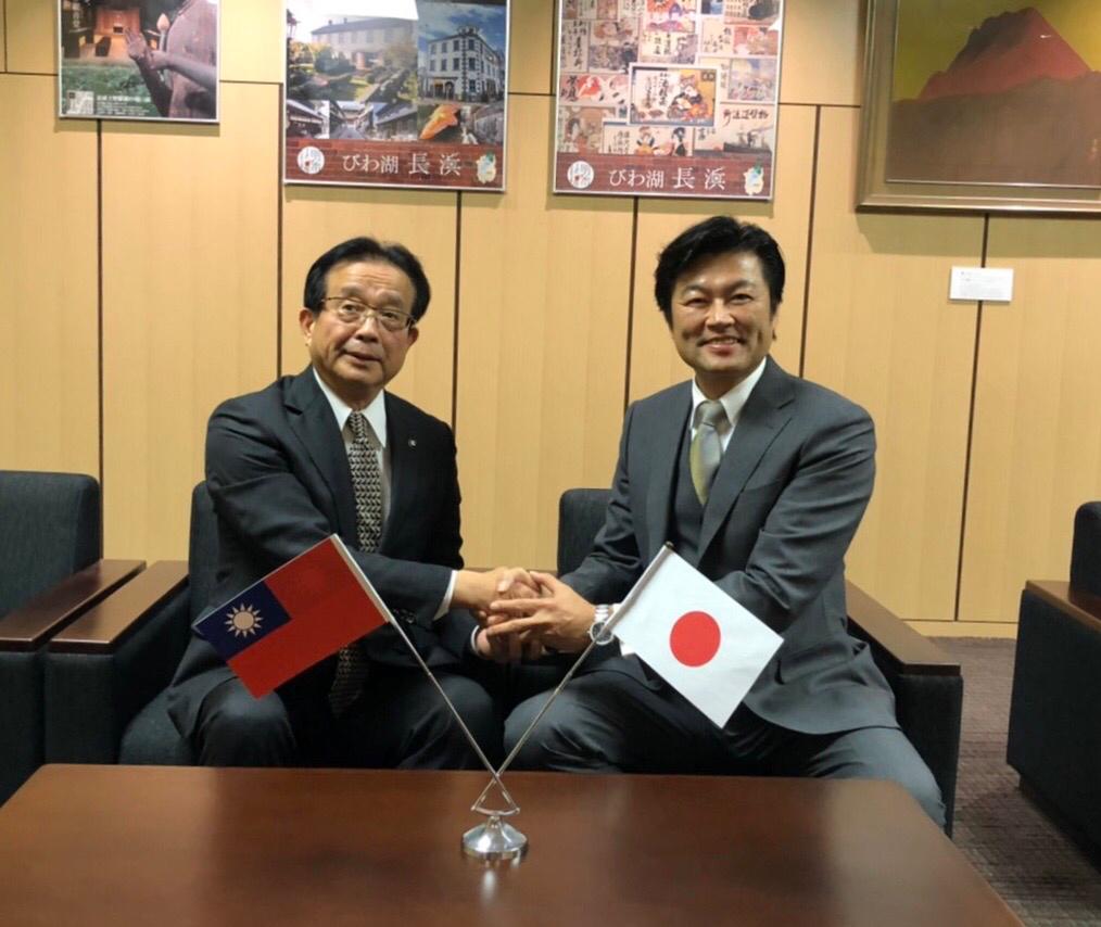 李處長（右）與藤井市長（左）合影