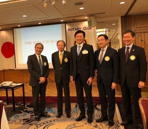 本處李處長（中）與木谷謙介理事（右二）等人合影