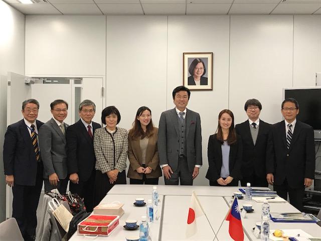 駐大阪辦事處李世丙處長(右四)與臺日教育旅行座談人員團體照