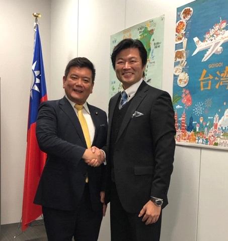 李處長（右）與森山眾議員（左）合影