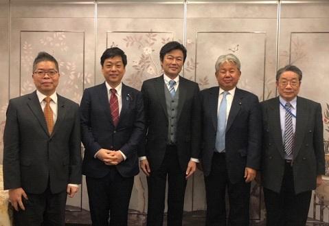 李處長（中）、林組長（左一）及羅簡任秘書（右一）與大西眾議員（左二）及多賀谷前議長（右二）合影