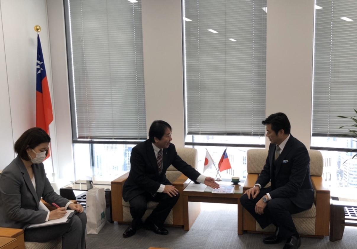 本處李處長（右）與矢部町長（中）等人座談情形