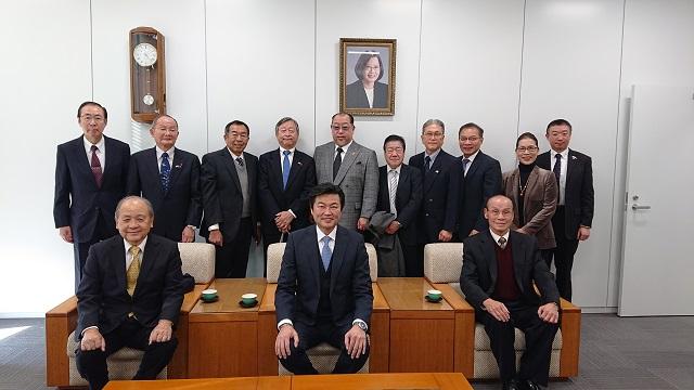 李世丙處長(前排中)、洪勝信會長(前排左)、連茂雄理事長(前排右)及大阪中華總會幹部新年拜會合影