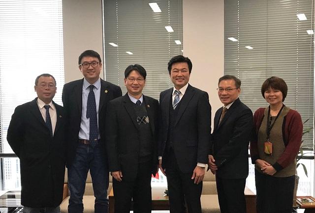 李處長(右3)、張副處長(右2)、林秘書(右1)與李院長(左3)、董系主任(左2)、林系主任(左1)合影