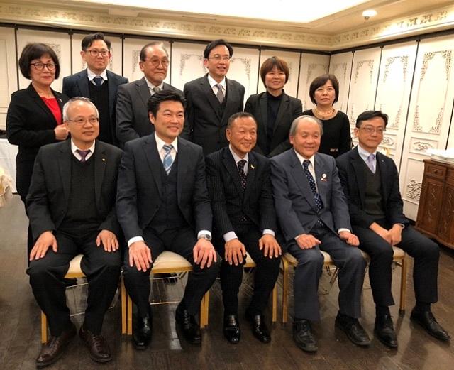 李處長（前排左二）、林秘書（後排右二）與大江前參議員（前排中）、篠岡後援會長（後排左三）、洪里會長（前排右二）、蕭支店長（前排左一）、馬支店長（前排右一）、林所長（後排右三）等人合影