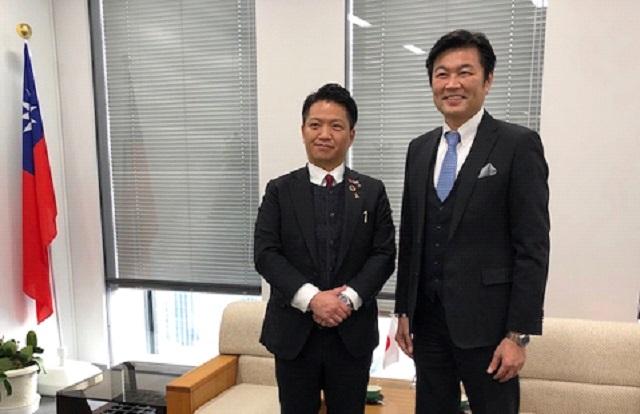 本處李處長（右）與永野市長（左）合影