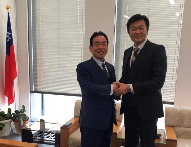 李處長（右）與中森會長（左）合影