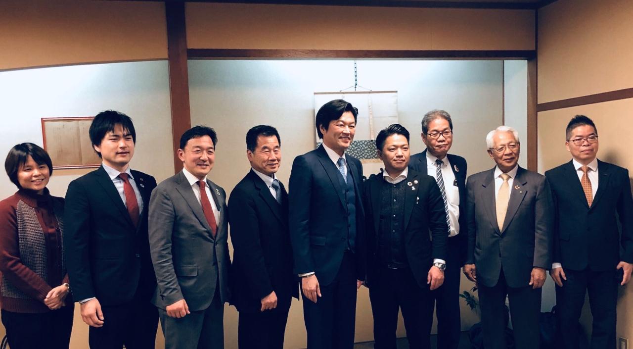 李處長 (中)、林組長（右一）、林秘書（左一）與永野市長（右四）、松下副市長（右三）、藤原町長（左四）等人合影