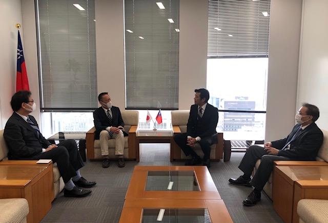 李處長（右二）、張副處長（右一）與坂尻編輯局長輔佐（左二）及西山新任編輯局長輔佐（左一）會談情形