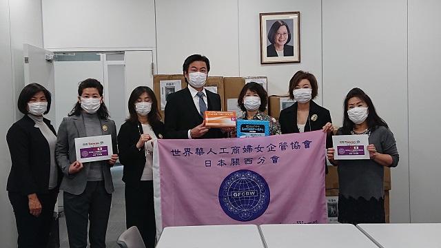 世華日本關西分會洪麗華會長暨幹部、成員捐贈醫療手套、防疫用雨衣、防護衣等。(由左至右：葵秀子財務長、林伊曼副會長、劉雯玲副會長、李處長、洪麗華會長、江東優監事長、川野榮子副會長)