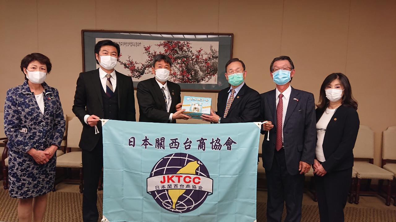 辻淳子會長、李世丙處長、吉村室長、林清治創會會長、王明裕名譽會長、劉雯玲秘書長。(依序由左至右)