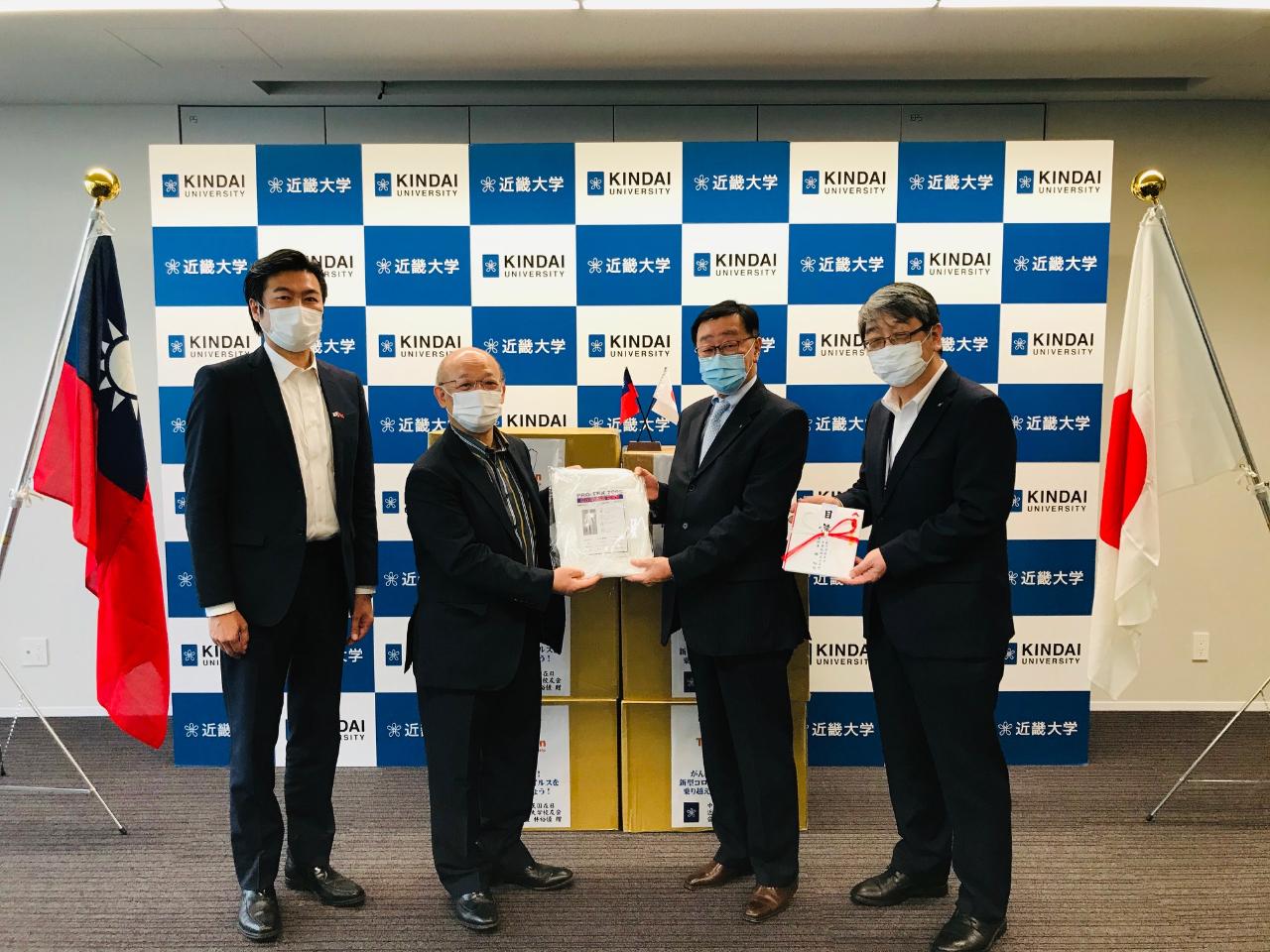 林裕恆會長(左2)捐贈醫療物資由近畿大學病院東田有智院長(右2)代表接受，近畿大學細井美彥校長(右1)、駐大阪辦事處李世丙處長(左1)見證