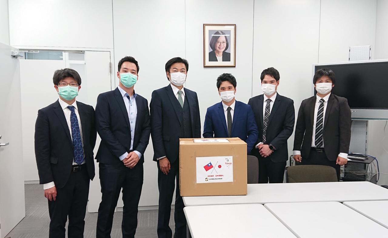 李處長(右3)見證青商部鄧曜宇部長(右3)等幹部來處捐贈防疫口罩