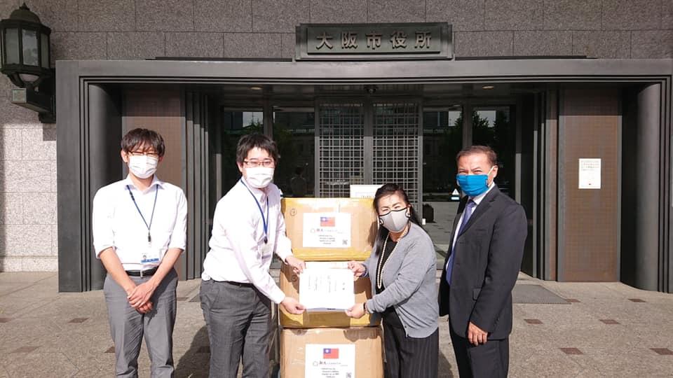 由川野榮子女士代表捐贈5000個布口罩致大阪市役所健康局
