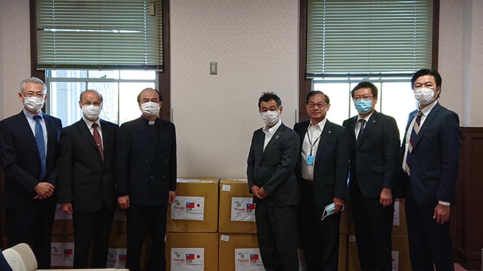 李處長（右一）、松本會長（右三）、久谷議員（右二）與李牧師（左三）、連長老（左二）等人合影