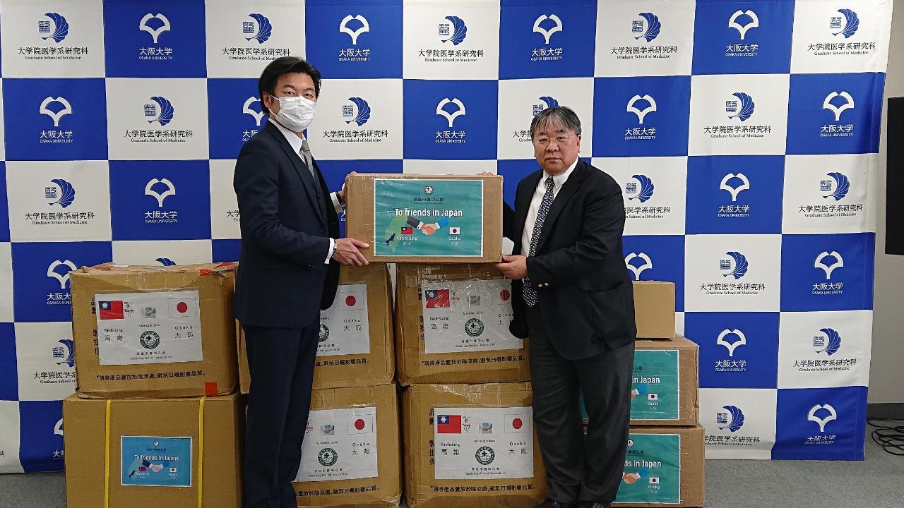 李世丙處長(左)代表高雄醫師公會贈送醫療物資與日本再生醫學學會理事長澤芳樹教授(右)合影