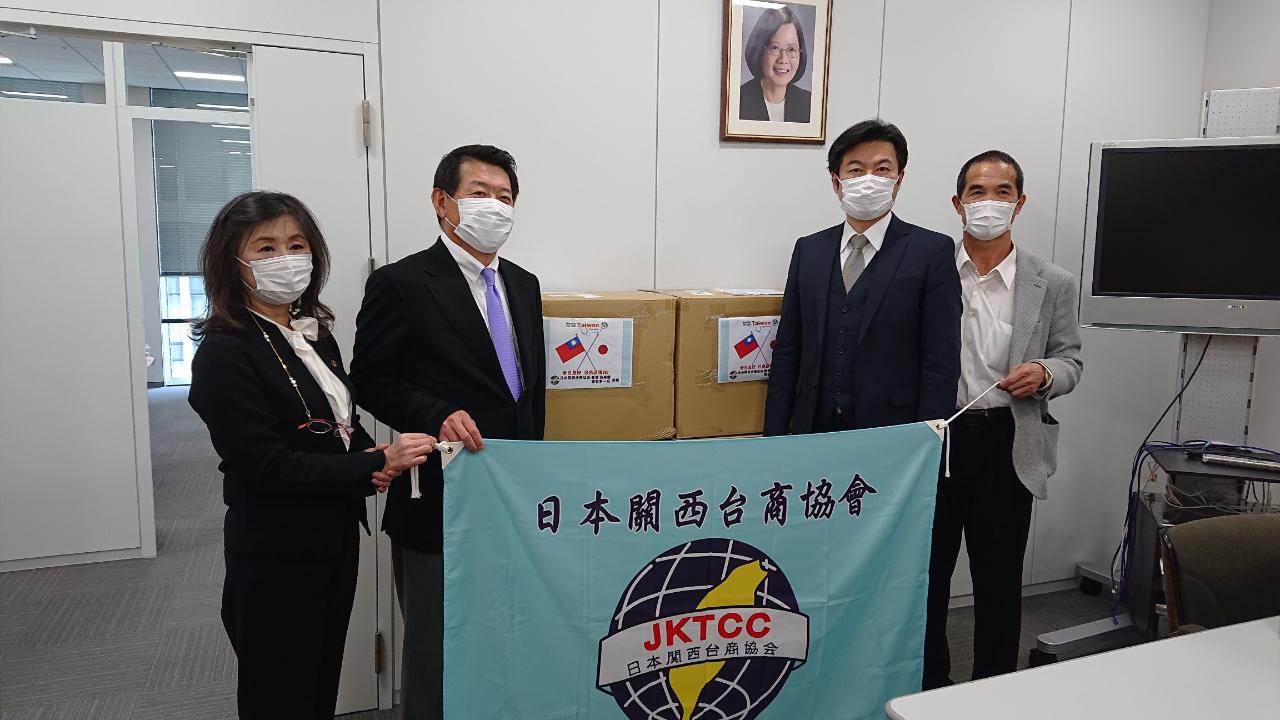 李處長(右2)見證楊立寧會長代行(左2)、呂金瓶副會長(右1)、劉雯玲秘書長(左1)來處捐贈醫療用防護衣