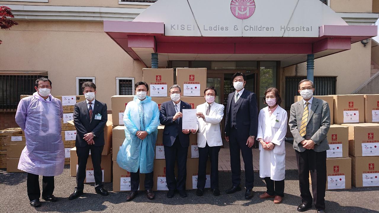 王輝生副總會長(右4)代表GTMA捐贈防疫物資予大阪市，中司宏議員(左4)受贈，李處長(右3)見證