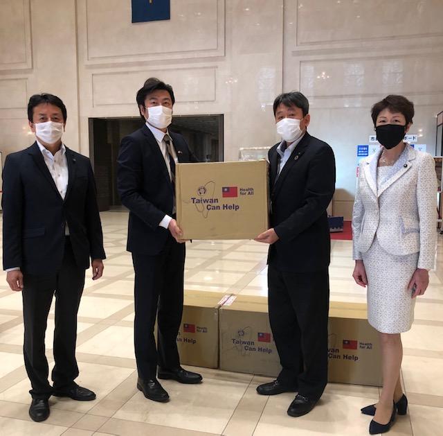 李處長（左二）與吉村室長（右二）、辻會長（右一）、竹下議員（左一）合影