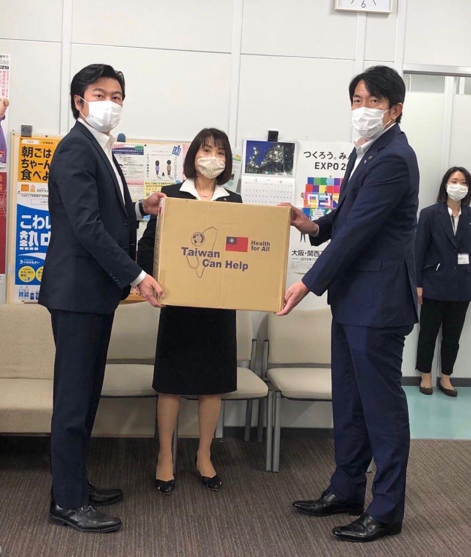 李處長（左）與藤井部長（中）及澤井會長（右）合影