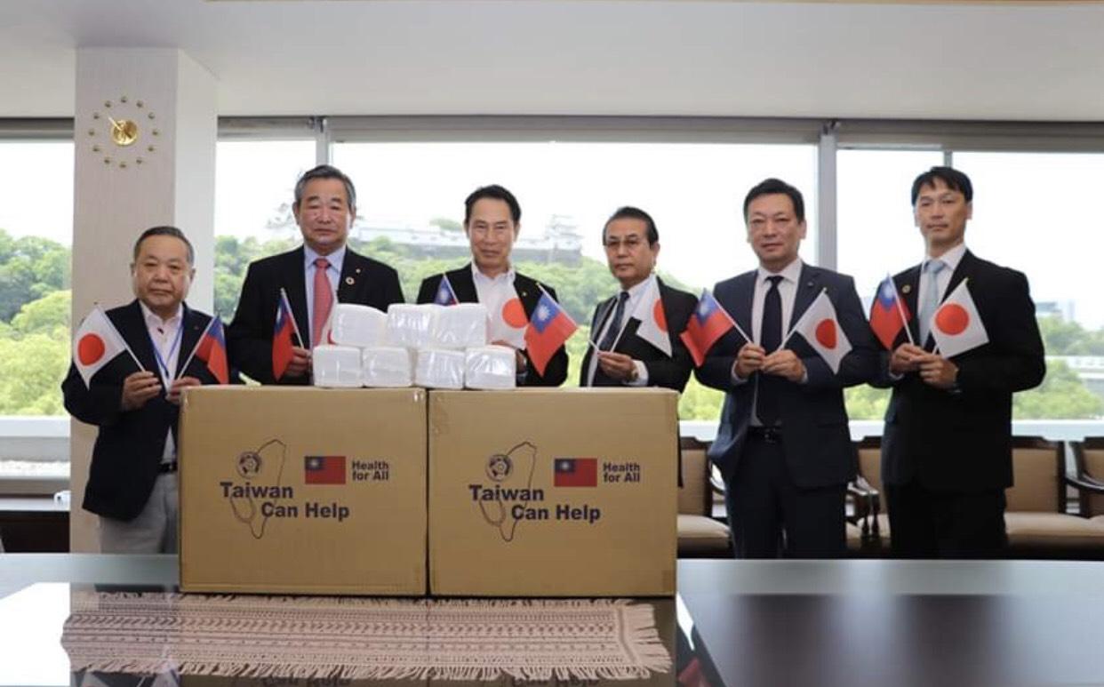 遠藤會長（右三）與尾花市長（左三）、井上直樹議長（右一）等人合影