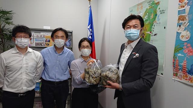 陳校長(右2)、蔣副校長(左2)來處拜會李世丙處長(右1)